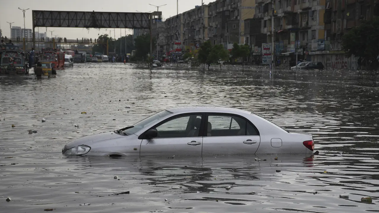 FOTO: Banjir Rendam Karachi Usai Diguyur Hujan Deras