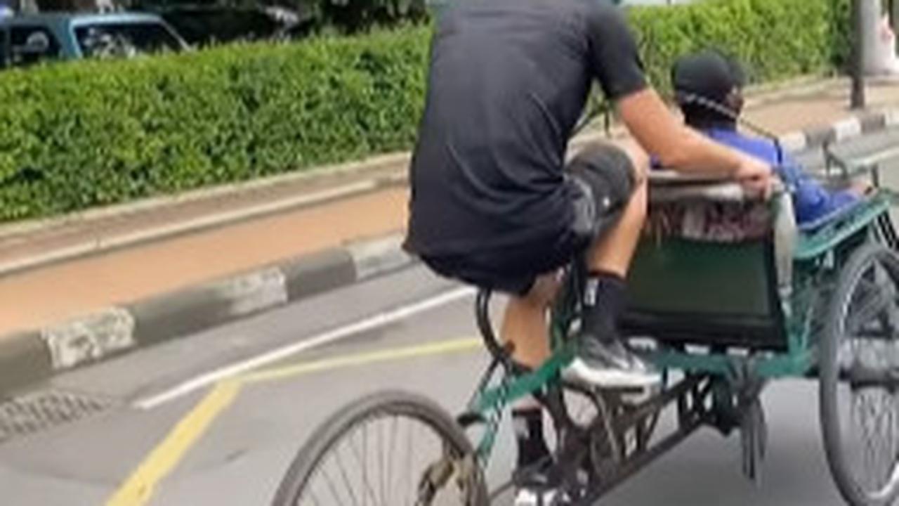 Kelakuan Bule ini jadi Sorotan