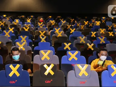 Penonton sedang menunggu tayangan film di dalam studio yang sudah dibuka, di CGV Grand Indonesia di Jakarta, Rabu (21/10/2020). Sejumlah bioskop di Ibu Kota kembali beroperasi hari ini setelah mendapatkan izin dari Pemprov DKI Jakarta. (Liputan.com/Herman Zakharia)