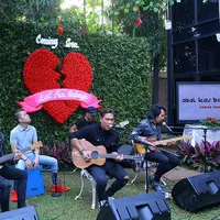 Para personel band Armada tidak menyangka lagu Asal Kau Bahagia diangkat  ke dalam layar lebar. Hal itu tak lepas dari banyaknya penonton yang mencapai 124 juta lewat Youtube. (Nurwahyunan/Bintang.com)
