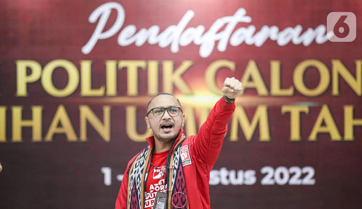 Ketua Umum Partai Solidaritas Indonesia (PSI), Giring Ganesha saat rangkaian pendaftaran Partai Politik Calon Peserta Pemilu 2024 di Gedung KPU, Jakarta, Rabu (10/8/2022). Sejauh ini, 18 partai politik telah mendaftar ke KPU RI sejak hari pertama pendaftaran dibuka yaitu Senin, 1 Agustus 2022. (Liputan6.com/Faizal Fanani)