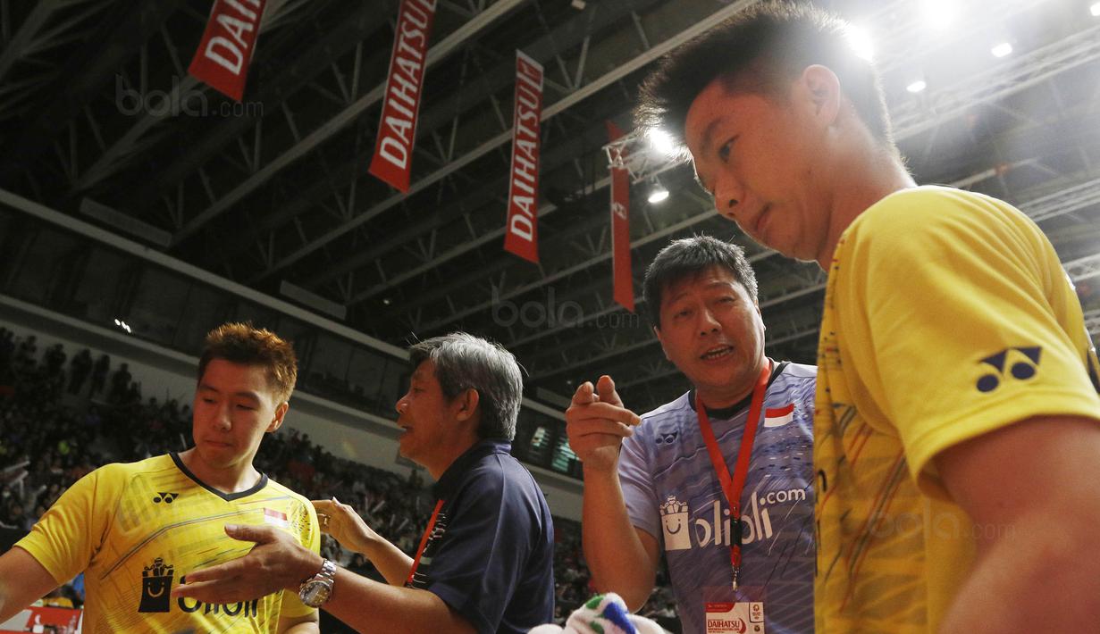 Ganda putra Indonesia Kevin Sanjaya/Marcus Gideon saat melawan wakil Thailand, Tinn Isriyanet/Kittisak Namdash, pada laga Indonesia Masters 2018 di Istora Senayan, Rabu (24/1/2018). Kevin/Marcus menang 21-16 21-16. (Bola.com/M Iqbal Ichsan)