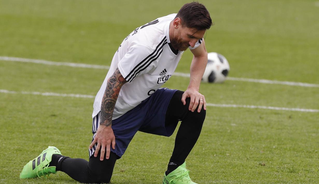 Striker Argentina, Lionel Messi, saat latihan jelang laga Piala Dunia 2018 di Bronnitsy, Rusia, Rabu (13/6/2018). Lionel Messi menjadi tumpuan Timnas Argentina untuk menjuarai Piala Dunia 2018. (AP/Ricardo Mazalan)