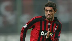 4. Paolo Maldini - Pemain legenda ini menjadi bek paling tangguh dan loyal yang pernah dimiliki AC Milan. Berkat ketangguhan Maldini menjaga lini pertahanan, AC Milan sukses meraih trofi Liga Champions 2007. (AFP/Giuseppe Cacace)