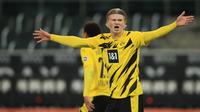 Striker Borussia Dortmund, Erling Braut Haaland tampak kecewa saat menghadapi Borussia Moenchengladbach dalam laga lanjutan Liga Jerman 2020/21 pekan ke-18 di Borussia Park, Jumat (22/1/2021). Dortmund kalah 2-4 dari Moenchengladbach. (AFP/Wolfgang Rattay/Pool)
