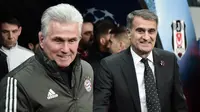 Jupp Heynckes berjalan bersama pelatih Besiktas jelang pertandingan di Istanbul (14/3). Kemenangan itu juga membuat Jupp Heynckes mencatatkan rekor sebagai pelatih dengan kemenangan beruntun terpanjang di Liga Champions. (AFP/Ozan Kose)