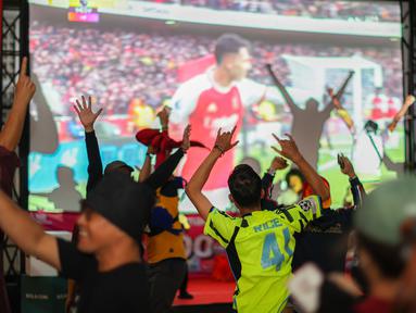 Roaring Night pertandingan Liga Inggris 2023/2024 kembali digelar pada Sabtu (20/1/2024). Kali ini acara nonton bareng pertandingan Liga Inggris 2023/2024 yang mempertemukan Arsenal kontra Crystal Palace mengambil tempat di Bucketlist Indonesia, Bogor sebagai kolaborasi komunitas fans club Arsenal, Arsenal Indonesia Supporters (AIS) yang tengah mengadakan Gathering Nasional bersama Bola.com dan Vidio sebagai pemegang hak siar Liga Inggris 2023/2024 serta sejumlah partner lainnya seperti Smartfren. Seperti apa keseruan acara yang diwarnai banjir senyum fans Arsenal setelah timnya membantai Crystal Palace dengan skor 5-0? (Bola.com/Bagaskara Lazuardi)