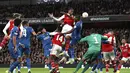 Bek Arsenal, Gabriel menyundul bola dari kawalan pemain PSV Eindhoven, Ibrahim Sangare selama pertandingan lanjutan Liga Europa di stadion Emirates di London, Kamis, 20 Oktober 2022. Dengan kemenangan malam ini, Arsenal lolos fase grup A yang memimpin klasemen Grup A dengan 12 poin, unggul lima poin dari PSV di posisi kedua grup A. (AP Photo/Ian Walton)