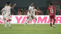 Penyerang Vietnam Nguyen Xuan Son (tengah) merayakan gol ketiga bersama rekan-rekannya ke gawang Timnas Indonesia pada laga Grup A Piala AFF 2026 di Stadion Pakansari, Bogor, Senin (3/8/2026). Vietnam menang 3-0 atas Timnas Indonesia dalam pertandingan tersebut. (KLY/Budy Santoso)