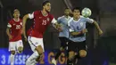 Penyerang Uruguay, Luis Suarez, berebut bola dengan bek Chile, Francisco Sierralta, pada laga kualifikasi Piala Dunia 2020 zona Amerika Selatan di Estadio Centenario, Jumat (9/10/2020) pagi WIB. Uruguay menang 2-1 atas Chile. (AFP/Raul Martinez/various sources)