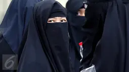 Sejumlah wanita ikut dalam Aksi Bela Islam 55 di kawasan Medan Merdeka, Jakarta, Jum'at (5/5). Peserta aksi menuntut hukuman maksimal pada putusan pengadilan kasus penodaan agama pada 9 Mei mendatang. (Liputan6.com/Johan Tallo)