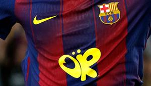 Tak hanya kehadiran Olivia Rodrigo yang mencuri perhatian. Barcelona juga tampil dengan jersey spesial untuk laga El Clasico kali ini. (AP Photo/Joan Monfort)