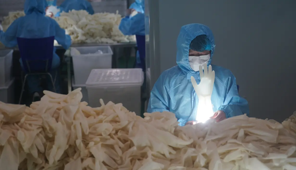 Pekerja memeriksa sarung tangan medis yang sudah disterilkan di pabrik sebuah perusahaan produk lateks di Nanjing, Provinsi Jiangsu, China, 6 Februari 2020. Perusahaan itu bekerja cepat sepanjang waktu demi meningkatkan pasokan dan membantu memerangi epidemi coronavirus baru. (Xinhua/Ji Chunpeng)