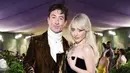 Terlihat kontras, Barry Keoghan hadir bersama sang kekasih, Sabrina Carpenter. Barry Keonghan kenakan setelan jas suede dari Burberry sedangkan Sabrina tampil menawan dengan strapless dress hitam dan icy blue dari Oscar de la Renta. [@sabrinacarpenter]