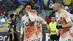 Pemain AS Roma, Paulo Dybala melakukan selebrasi setelah mencetak gol melalui tendangan penalti dalam laga lanjutan Liga Italia 2024/2025 melawan Venezia di Pier Luigi Penzo Stadium, Venice, Italia, Minggu (10/02/2025). (AP Photo/LaPresse/Paola Garbuio)