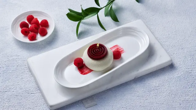 Emirates Raspberry Tonka Mousse untuk Kelas Bisnis Emirates. (Dok Emirates)