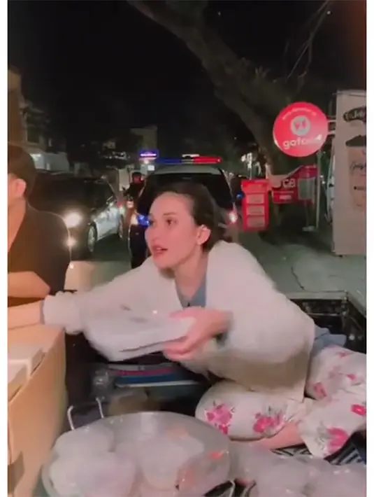 Meski sebagai artis papan atas, Ayu tampak santai duduk di mobil bak terbuka sembari membagi-bagikan takjil di jalanan. [Instagram/lambegosiip]