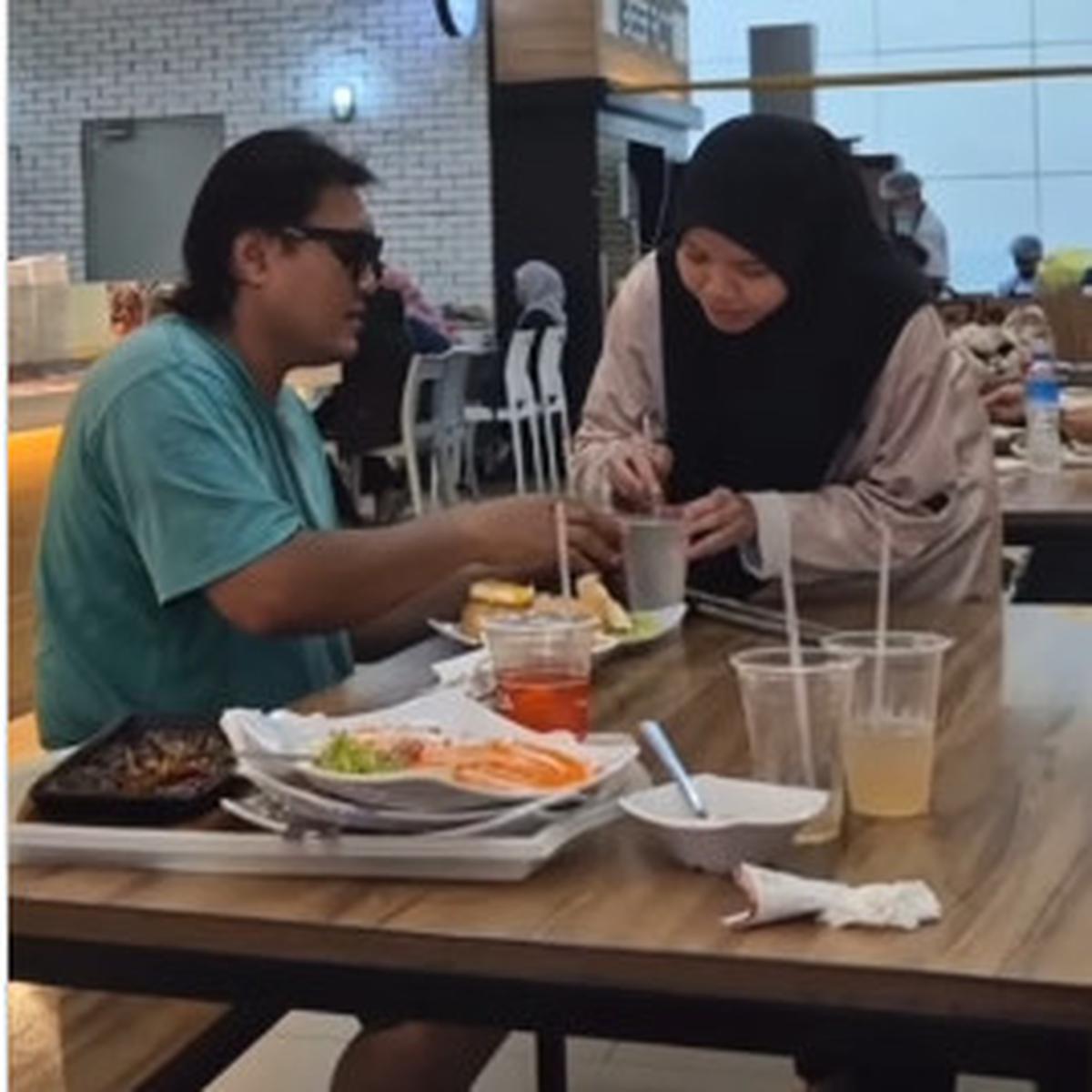 Cewek ini Tiba-Tiba Datangi Meja Pria Tunanetra,