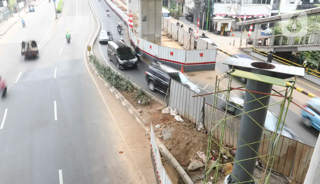 Suasana pembangunan Skywalk di hatle transjakarta  koridor 8 di kawasan Kebayoran lama, Jakarta, Rabu (24/8/2022). Pengerjaan skywalk sepanjang 500 meter  akan di hubungkan ke halte transjakarta koridor 8, koridor 13 dan stasiun kebayoran yang berlangsung sejak Maret 2022 yang di targetkan akan rampung pada bulan oktober 2022, saat ini sudah mencapai 30 persen. (Liputan6.com/Herman Zakharia)