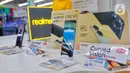 Salah satu smartphone atau ponsel pintar dipajang di salah satu pusat perbelanjaan di kawasan Tangerang, Selasa (14/3/2023). Tahun 2022 lalu tampaknya menjadi tahun yang penuh tantangan bagi sejumlah produsen smartphone dimana faktor penawaran (supply) dan permintaan (demand) yang rendah semakin memberi tekanan yang cukup signifikan terhadap sektor ini. (Liputan6.com/Angga Yuniar)