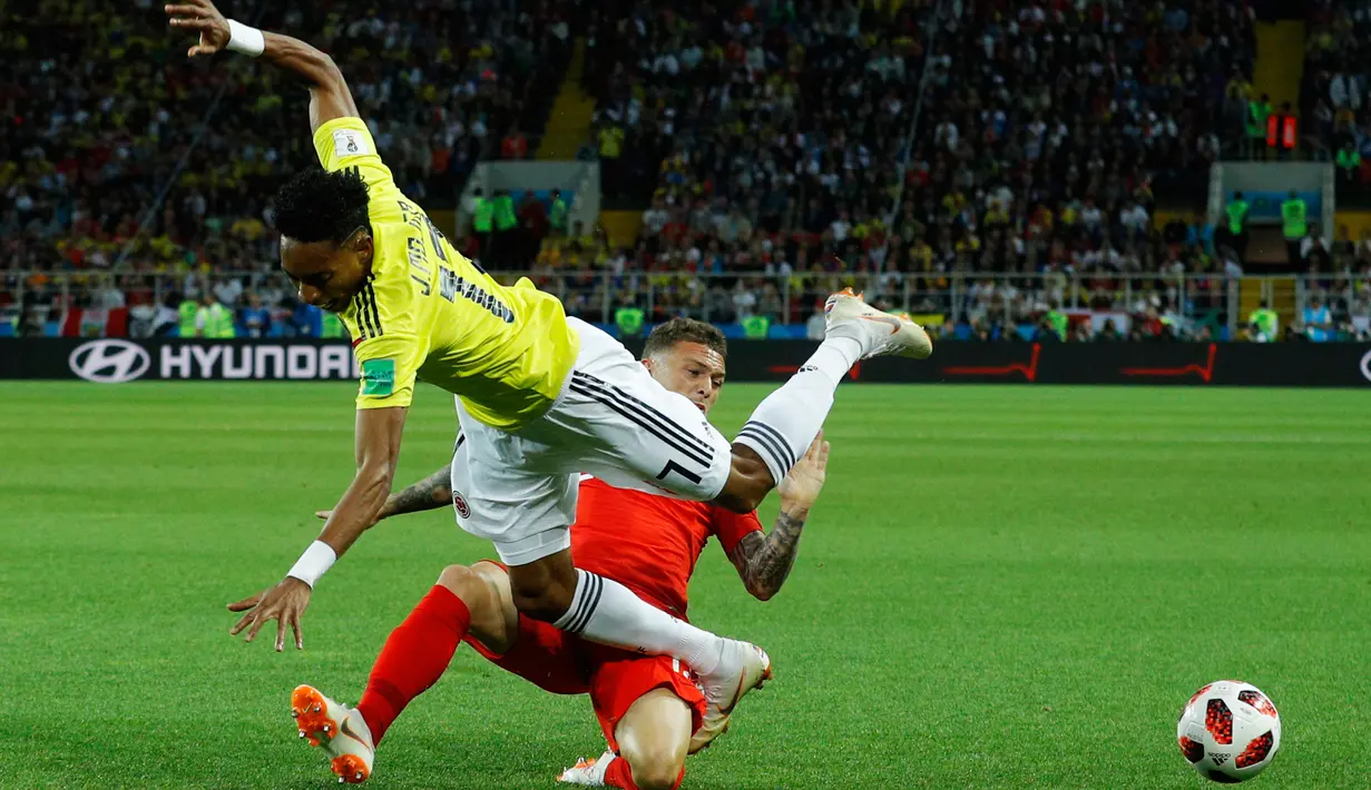 Pemain timnas Inggris, Kieran Trippier berebut bola dengan pemain Kolombia, Johan Mojica pada 16 besar Piala Dunia 2018 di Stadion Spartak, Selasa (3/7). Inggris lolos ke perempat final setelah menang adu penalti 4-3 atas Kolombia. (AP/Victor R. Caivano)