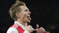 Gelandang Arsenal Martin Odegaard berselebrasi setelah mencetak gol ketiga timnya ke gawang Everton laga tunda pekan ke-7 Liga Inggris 2022/2023 di Emirates Stadium, Kamis (2/3/2023) dini hari WIB. Arsenal menang meyakinkan 4-0 saat menjamu Everton. (AP Photo/Kirsty Wigglesworth)