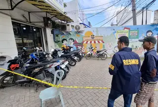 Polisi mencari senjata api yang diduga hilang milih anggota Polda Lampung Brigpol Arya Supena yang tewas ditembak komplotan pelaku curanmor. (Liputan6.com/Ardi Munthe)