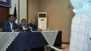 Wasekjen PAN Soni Sumarsono (kiri), Wakil Ketua Komisi IX DPR RI Saleh Daulay (tengah), dan Ketua DPP Barisan Muda PAN Mora Harahap saat menggelar konferensi pers di Kantor DPP PAN, Jakarta, Selasa (1/5). (Merdeka.com/Iqbal S Nugroho)