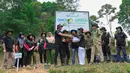 Melalui perhutanan sosial ini, Rasman dan anggota KTH Pabangbon akhirnya berhasil mendapat kesempatan mengelola 150 hektar lahan. Total kini terdapat 167 orang tergabung dalam KTH. Ketika semua harapan mulai berjalan, Rasman mengakui kelompok yang dipimpinnya memiliki keterbatasan pengetahuan terkait tanaman. Sampai akhirnya mereka bertemu dengan Yayasan Bakau Manfaat Universal (BakauMU) bersama BRI. Melalui kolaborasi dengan BRI bersama BakauMU, perlahan KTH Pabangbon semakin bertumbuh. Kehadiran BRI dan BakauMU tidak hanya memberikan bantuan, keduanya juga terjun langsung memberikan edukasi dan pendampingan setiap harinya. Program BRI menanam Grow & Green ini juga sebagai upaya untuk mendukung target Net Zero Emission di tahun 2050. Langkah ini bertujuan meningkatkan kesadaran masyarakat untuk menjaga bumi dan melestarikan segala sumber daya alam di dalamnya. (Foto: Dokumentasi BRI)