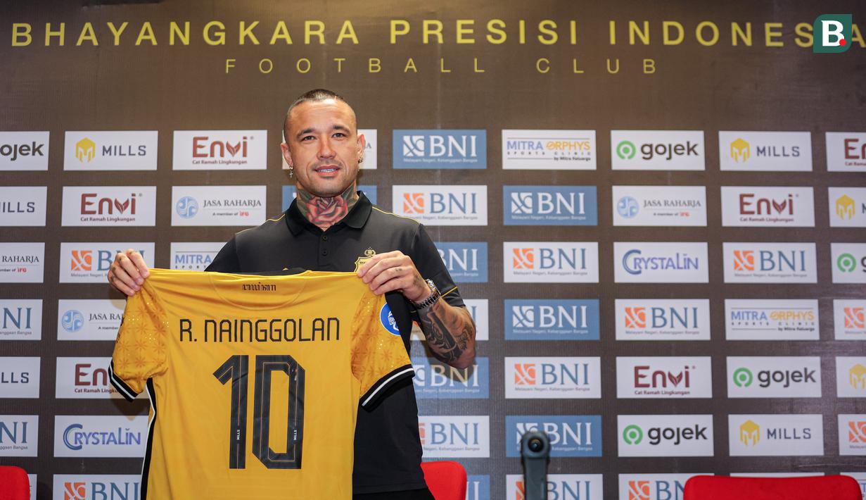 <p>Pemain Belgia berdarah Indonesia, Radja Nainggolan memegang jersey bernomor punggung 10 saat dikenalkan sebagai rekrutan baru Bhayangkara FC di ruang konferensi pers Stadion Utama Gelora Bung Karno (SUGBK), Senayan, Jakarta, Senin (04/12/2023). (Bola.com/Bagaskara Lauardi)</p>