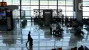 <p>Penumpang tengah berjalan di Terminal 3 Bandara Soetta, Tangerang, Banten, Selasa (23/11/2021). Sosialisi bertujuan agar masyarakat dapat mulai mempersiapkan diri mengisi perayaan Nataru secara tertib, sehingga tidak menimbulkan klaster Covid-19 yang baru. (Liputan6.com/Angga Yuniar)</p>