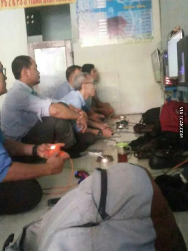6 Kelakuan Orang saat Main PS Ini Bikin Ketawa