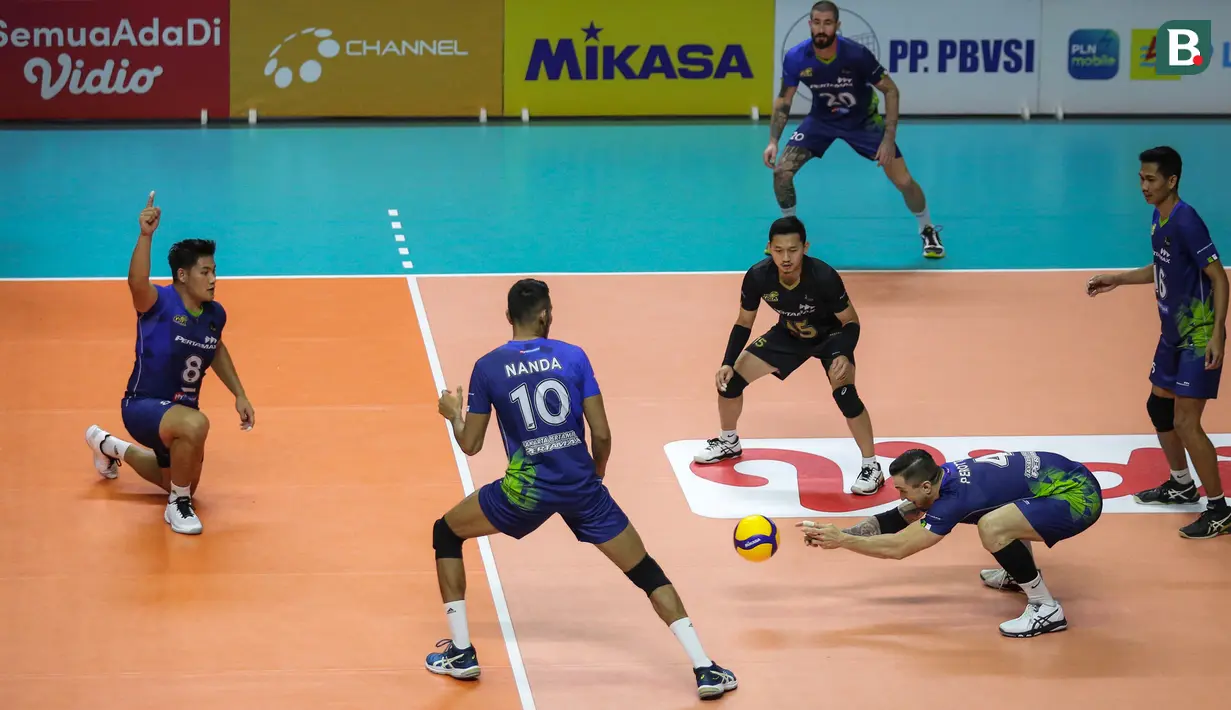 Pemain Jakarta Pertamina Pertamax, Luiz Felippe Perotto (kedua kanan) gagal menghalau bola saat menghadapi Jakarta BNI 46 dalam laga perebutan tempat ke-3 PLN Mobile Proliga 2022 di Padepokan Voli Jenderal Polisi Kunarto, Sentul, Minggu (27/03/2022). (Bola.com/Bagaskara Lazuardi)