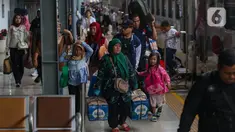 Pengguna Kereta Api Jarak Jauh (KAJJ) Serayu tiba di Stasiun Pasar Senen Jakarta, Sabtu (4/1/2025). (Liputan6.com/Angga Yuniar)