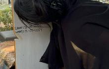 Foto-foto Putri Dede Yusuf Menangis di Makam Kekasih Sambil Memeluk Pusaranya