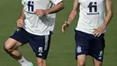 Pemain depan Spanyol Mikel Oiarzabal (kiri)  dan gelandang Sergio Busquets berlari selama sesi latihan di Ciudad del Futbol di Las Rozas dekat Madrid (3/7/2021). Spanyol merengkuh tiket semifinal Euro 2020 usai menang 5-2 atas Swiss lewat babak penalti.  (AFP/Javier Soriano)