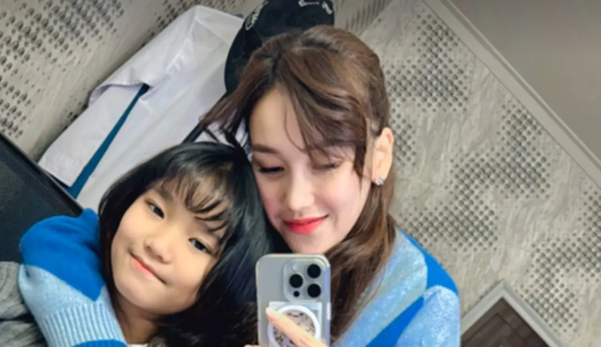 Unggah foto bareng Bilqis dengan tampilan rambut baru, netizen pun banyak bubuhkan komentar pertanyaan. Namun Ayu Ting Ting belum menanggapi. Sama-sama tampil berponi ibu dan anak ini disebut makin mirip. Meski usia Ayu Ting Ting sudah 31 tahun, namun kebersamaan dengan Bilqis bak kakak adik. Ibu dan anak ini memang selalu kompak di setiap momen. (Liputan6.com/IG/@ayutingting92)