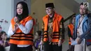 Tersangka Bupati Bengkulu Selatan Dirwan Mahmud (tengah) bersama Istri Muda, Hendrati dan Kasi Dinkes Bengkulu Selatan, Nursilawati yang juga keponakan Dirwan usai menandatangani berkas P21 di gedung KPK, Jakarta, Selasa (28/8). (merdeka.com/dwi narwoko)