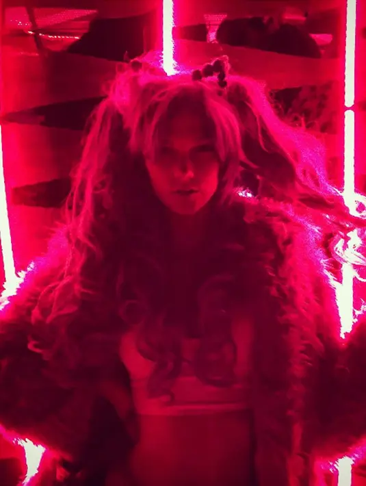 Model cantik Karlie Kloss berpose di depan instalasi seni saat menghadiri Burning Man di Nevada, AS. Festival tahunan ini telah berjalan 30 tahun.  (Instagram.com/derekblasberg)