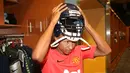 Komentar Luke Shaw : Ini Jesse Lingard mencoba salah satu helm Seattle Seahawks, salah satu perlengkapan pemain American Football yang luar biasa. Sesuatu yang hebat juga bisa bertemu dua orang pemain mereka minggu ini. (ManUtd.com)