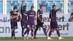 Gelandang Fiorentina, Alfred Duncan (kedua kiri) berselebrasi usai mencetak gol ke gawang SPAL pada pertandingan lanjutan Liga Serie A Italia di stadion Paolo Mazza di Ferrara, Italia, Minggu (2/8/2020). Fiorentina menang telak 3-1 atas SPAL. (Filippo Rubin/Lapresse via AP)