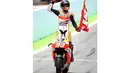 Pembalap Honda MotoGP, Marc Marquez, melakukan victory lap usai tampil tercepat di GP Katalunya, Montmelo, Barcelona, (15/6/2014). (REUTERS/Quique Garcia)