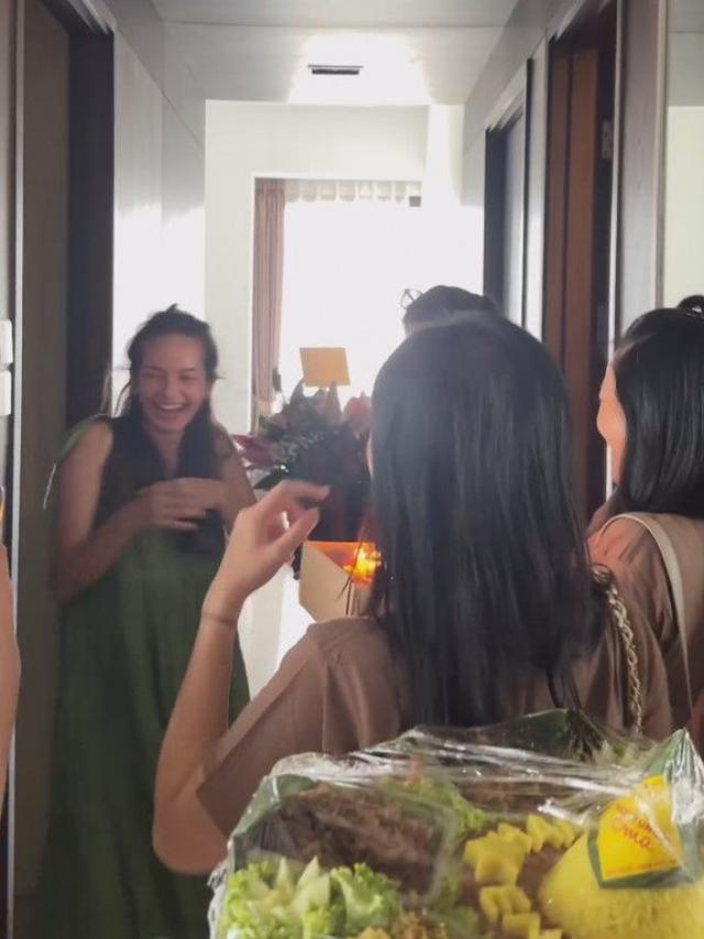 7 Potret Kejutan Ultah Enzy Storia dari Sahabat, Seru Pakai Kaos Gambar Kentang