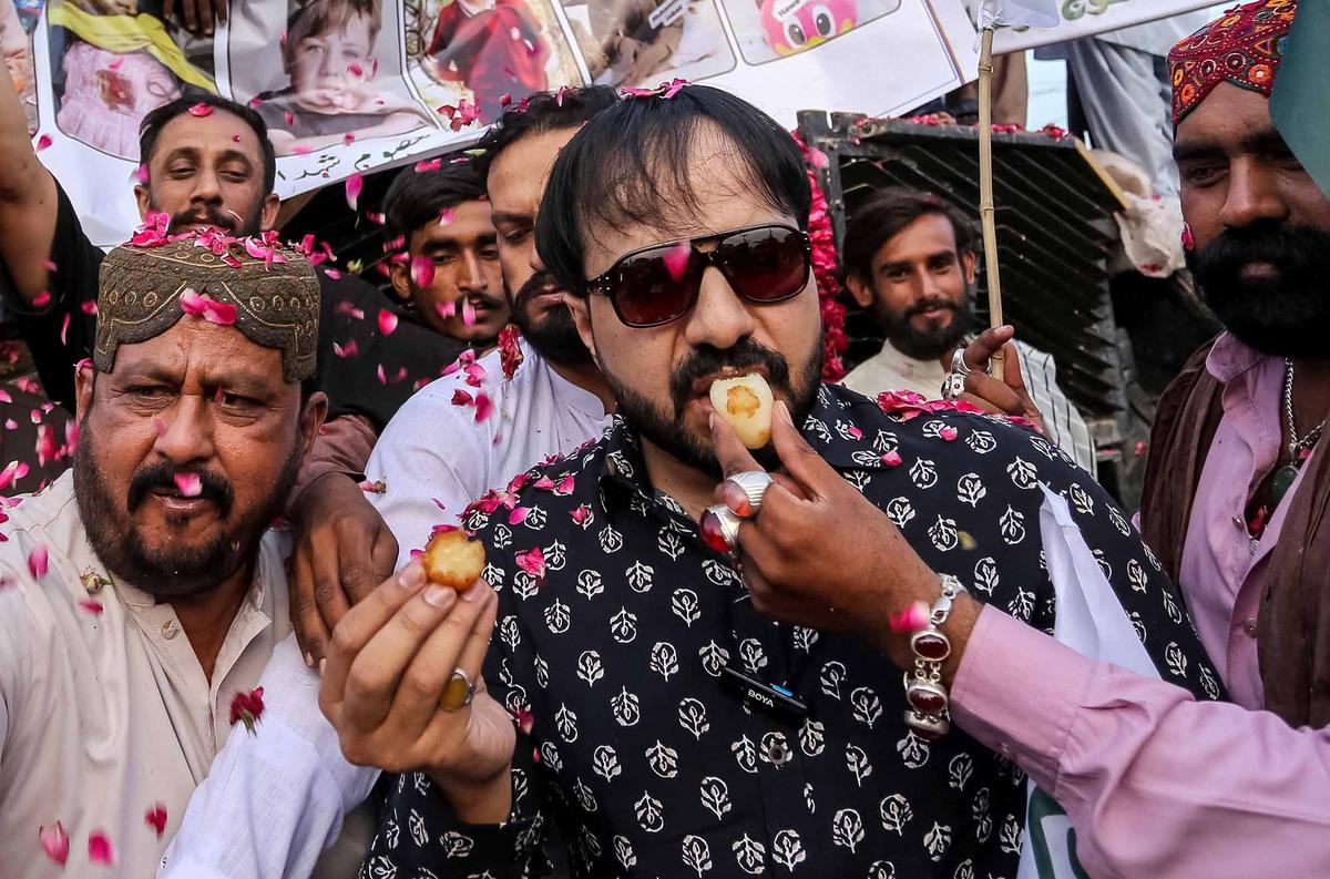 FOTO: Ekspresi Kegembiran Warga Pakistan Usai Gencatan Senajata India-Pakistan