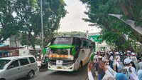 Keberangkatan bus dalam program mudik gratis dari PT Pegadaian, berangkat pada Rabu (26/3/2025) pagi (Liputan6.com / Nefri Inge)