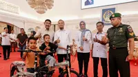 Ekspresi Polos 2 Bocah Viral Pungut Sisa Kue HUT RI  Saat Dapat Hadiah dari Gubernur Sulsel