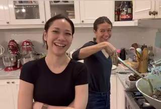 Bunga Citra Lestari dan Yuki Kato Saat Masak Rendang Jelang Lebaran kompak pakai baju hitam. [@untungadaaji]