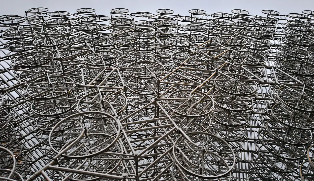 Instalasi seni seniman China Ai Weiwei yang berjudul 'Forever Cycles' di Rio de Janeiro, Brasil, Senin (19/8/2019). Instalasi ini merupakan bagian dari pameran Ai Weiwei. (CARL DE SOUZA/AFP)