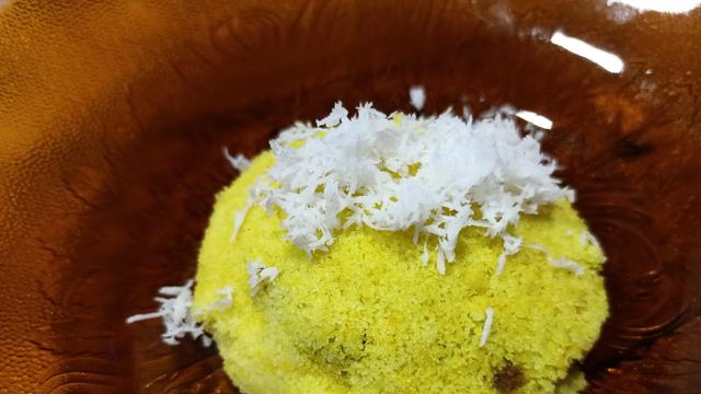 Si Kuning Putu Piring versus Si Cokelat Krenas, Jajanan Khas Kepri yang Bikin Ketagihan