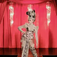Penampilan Jihane Almira dengan kostum bertajuk The Dashing of Equus Caballus’ ini sukses membuatnya memenangkan kategori Best National Costume di Miss Supranational 2021. Kostum ini terinspirasi dari Equus Caballus, kuda gagah berani asli Nusa tenggara timur.  (Instagram/officialputeriindonesia).